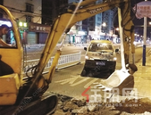 未办理手续半夜偷挖道路 柳州磨滩路天鹅湖路段施工方被责令改正