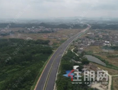 开始铺沥青了,桂林这条在建高速公路有新进展！