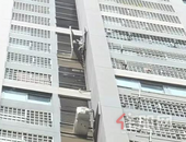 柳州栗园新居小区1栋20层楼上百叶窗摇摇晃晃 业主经过心慌慌