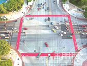 柳州17个主要路口施划“红通道” 行人与非机动车过斑马线各行其道