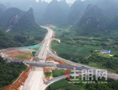 桂林至柳城高速公路首条在建长隧道成功贯通 预计明年7月全线通车
