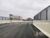 月底通车！南高立交桥往火车站方向匝道完成沥青铺设