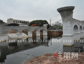 新民路横跨南流江大桥已建成两座桥墩，预计年内通车