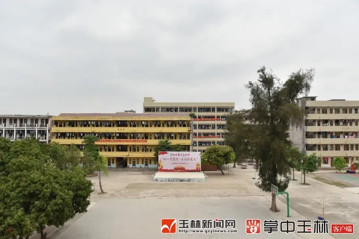 玉林市第十五中学校园