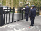 不合法！柳东这个小区自筹款建“违”栏被拆除！