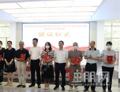 期盼已久！贵港首批享受不动产登记新政策的企业和群众拿到了“红本本”！