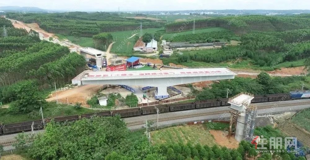 那宽特大桥跨黎钦铁路转体桥转体前.jpg