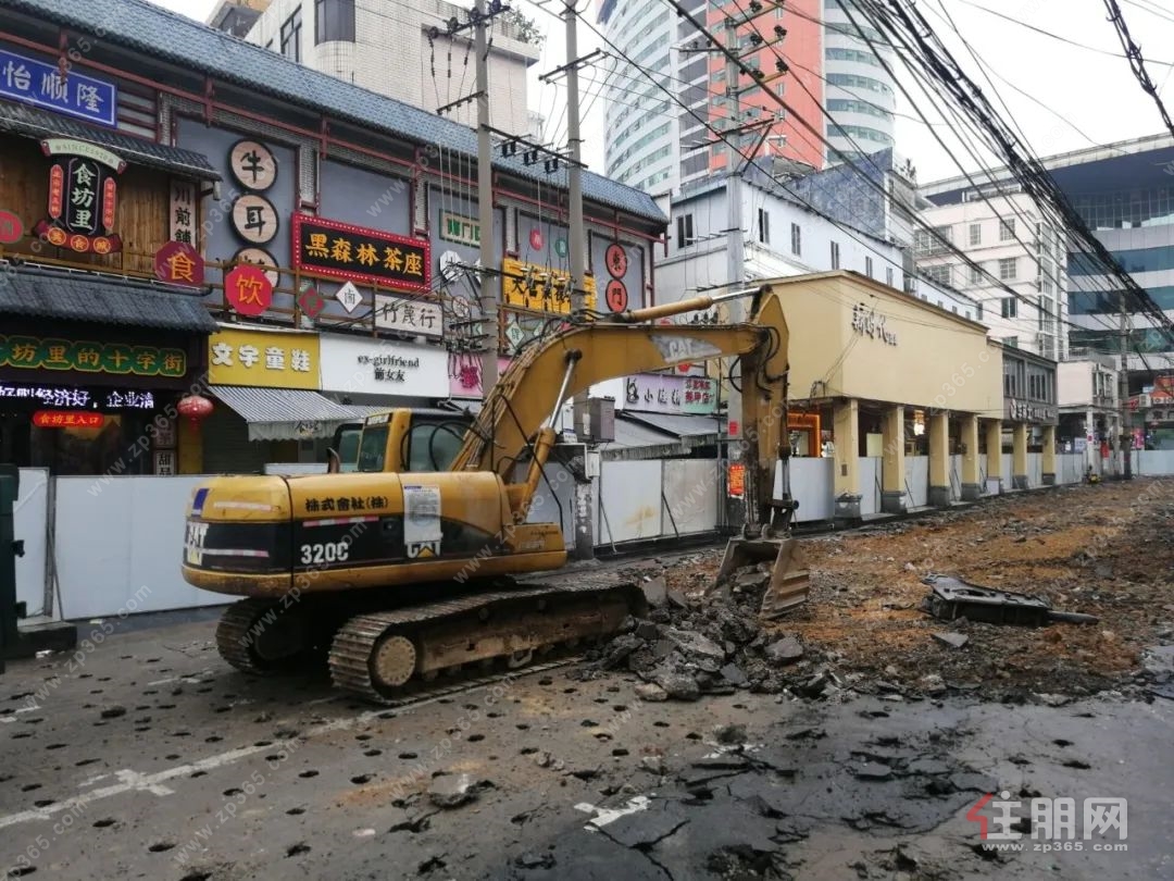 挖掘机清除路面.jpg