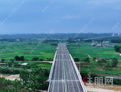 通车在即！钦州北过境线高速完成沥青摊铺