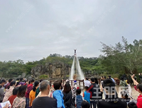 龟山公园惊现水上飞人！！还有震撼的水幕电影节，围观的人都点赞...