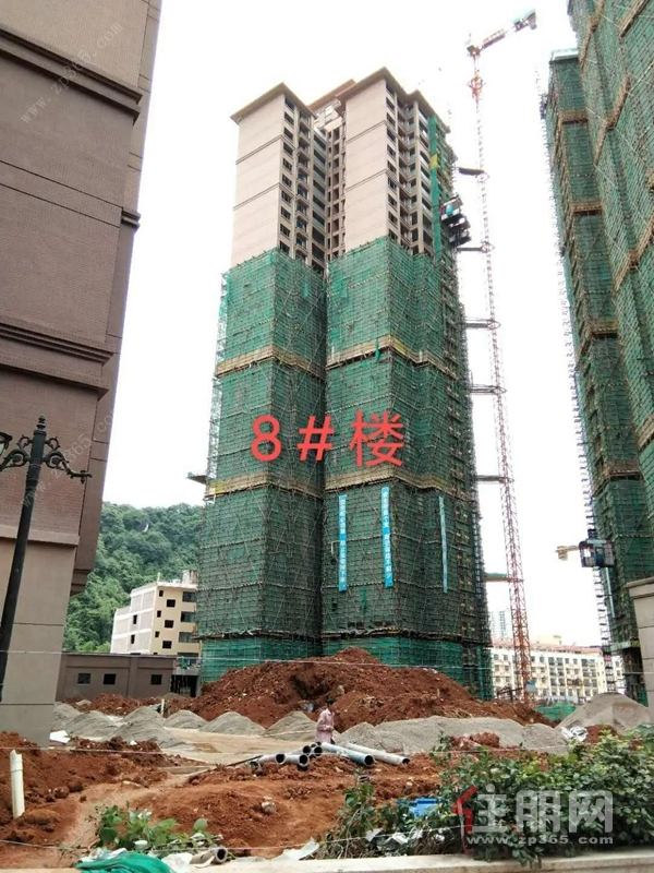 远东江滨华府8#楼正在拆除外架