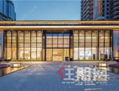 **次“素颜”相见，就被千人围观