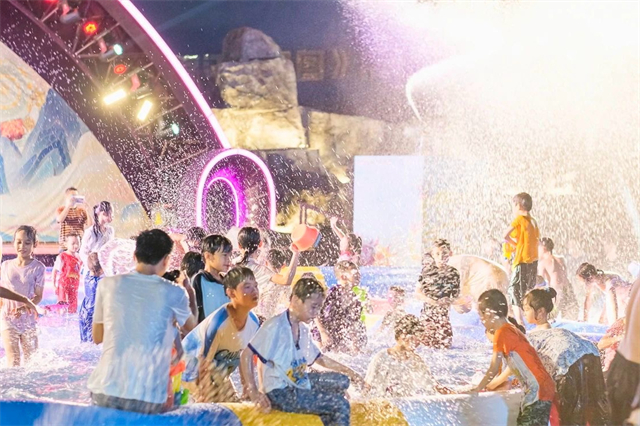 广旅·南宁之夜暑期举办冰爽狂欢嘉年华活动  广旅置业集团供图.jpg