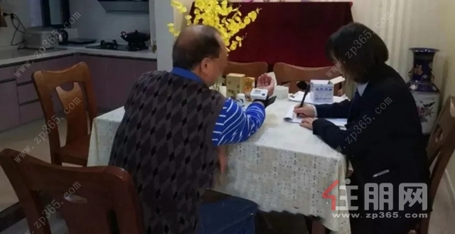 给与儿女分隔两地的老人提供上门义诊服务
