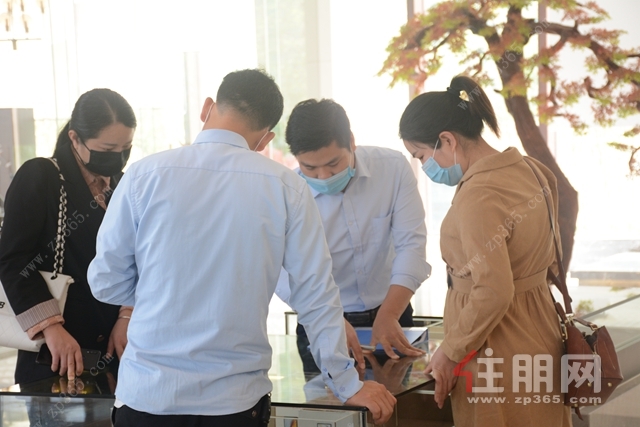 正在品鉴户型展示的客户