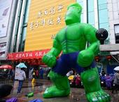 神秘绿巨人南宁下“战书” 有胆“应战”就能赢奖品