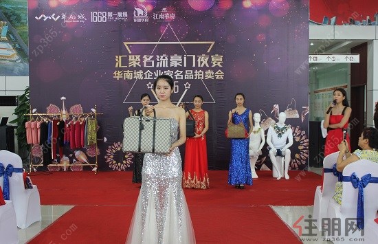 红酒品鉴 萨克斯表演 小提琴表演 参与拍卖客户热情高涨,不少名品
