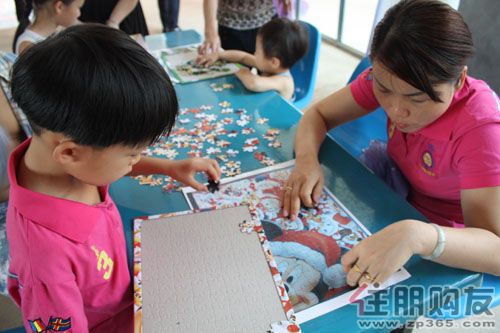 亲子一起参与的拼图游戏