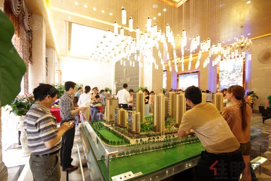 上午9.00 天健世纪花园现场来了不少购房者