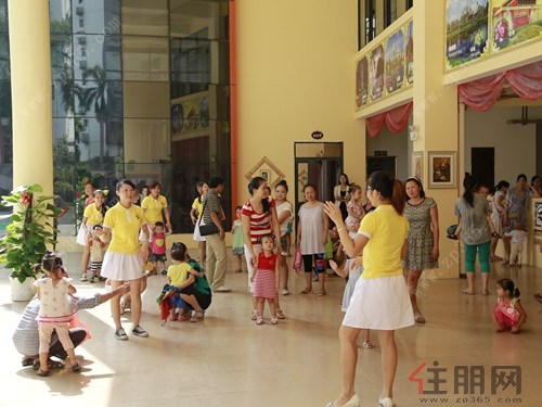 新加坡双语幼儿园最美女教师亮相亲子活动 江