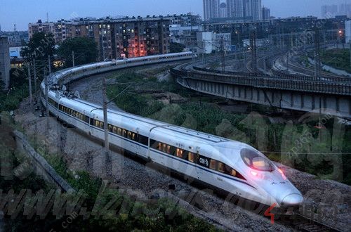 g530高铁车体入进柳州站 首趟进京高铁今日首发