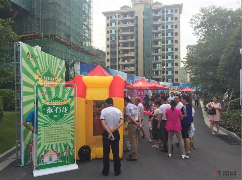 原始森林气球展华丽开放 探踪热带雨林的奥秘 10月1-7日,原始热带雨林气球展隆重开放,神秘而迸发旺盛的生命力,来宾们一睹森林的奥妙,万颗气球编织成一个极具视觉冲击的缤纷世界,形成一片森林海洋,丰富趣味、奇幻纷呈、活灵活现,丛林主角狮子、棕熊集体出没。360°类4D观赏效果,俨然成为孩子的欢乐城堡,大家探索绿野仙踪,开启一场华丽的雨林大冒险。