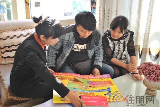 置业顾问向客户讲解预约信息
