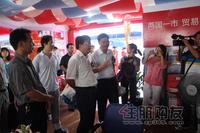市领导参观东兴互市贸易区展位
