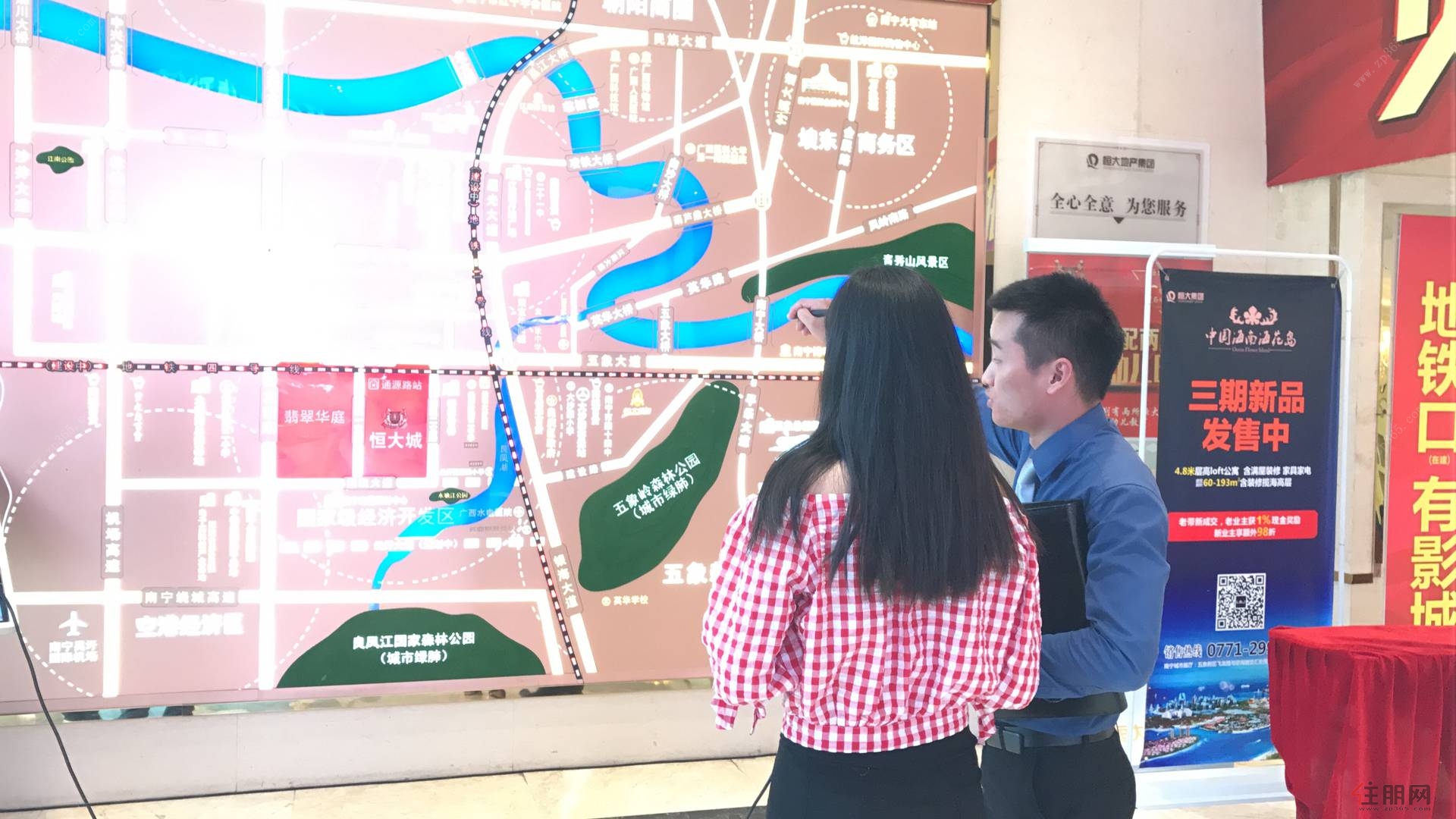 主播正在直播讲解区位图，恒大城毗邻地铁4号线通源站（在建），公交车56、96路途经项目，靠近大沙田客运站、江南客运站等，交通出行便利。