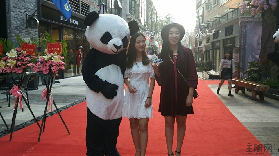两位主播和可爱的熊猫合照~